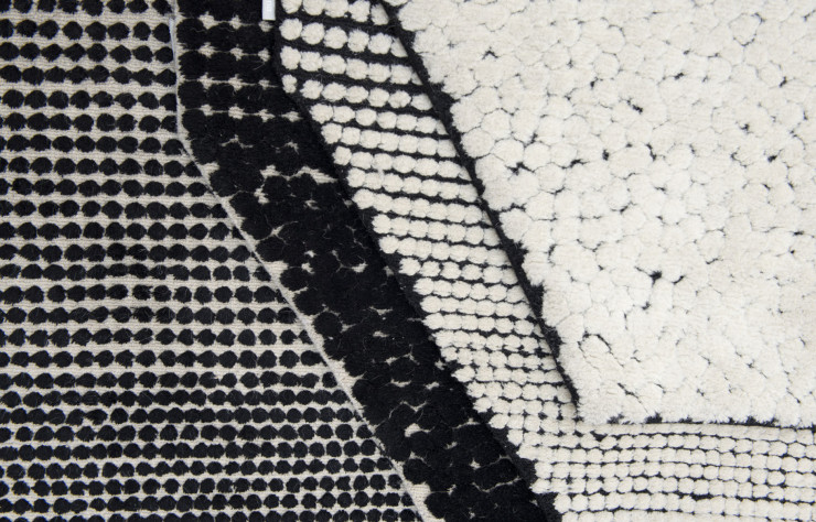 La laine nouée varie entre 10 et 15 mm d’épaisseur pour créer des effets de textures.
