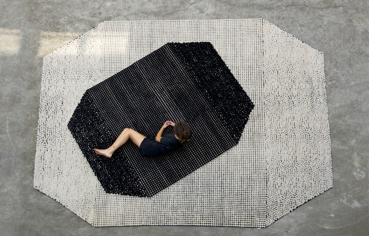 Le tapis existe en trois tailles : 180 x 240 com, 200 x 300 cm et 300 x 400 cm.