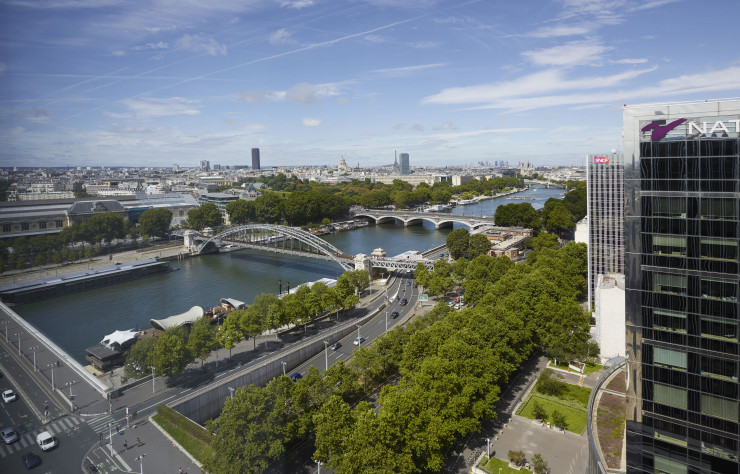 Au dernier étage, chacun peut alors profiter d’une vue sur la Seine et les monuments parisiens.