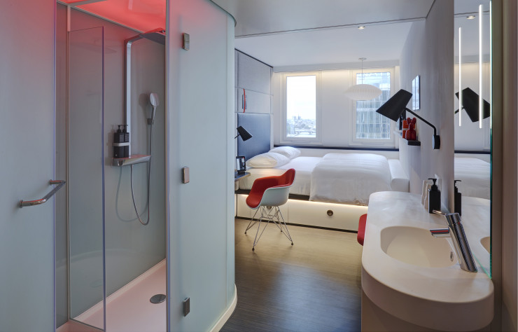 Aménagées de manière ingénieuse, les chambres profitent d’un éclairage évolutif qui se diffuse à travers les parois opalescentes de la douche.