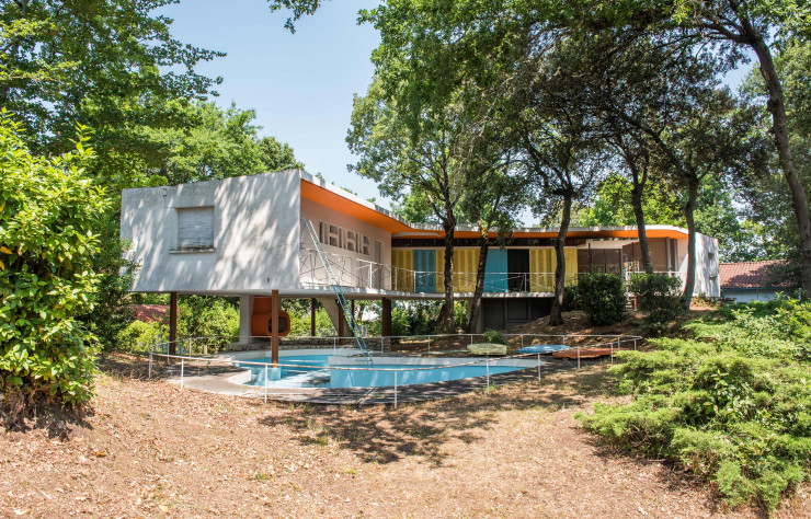 La villa Rafale, dite « Boomerang », signée de l’architecte Pierre Marmouget, est un bel exemple du tropicalisme en vogue dans les années 50.