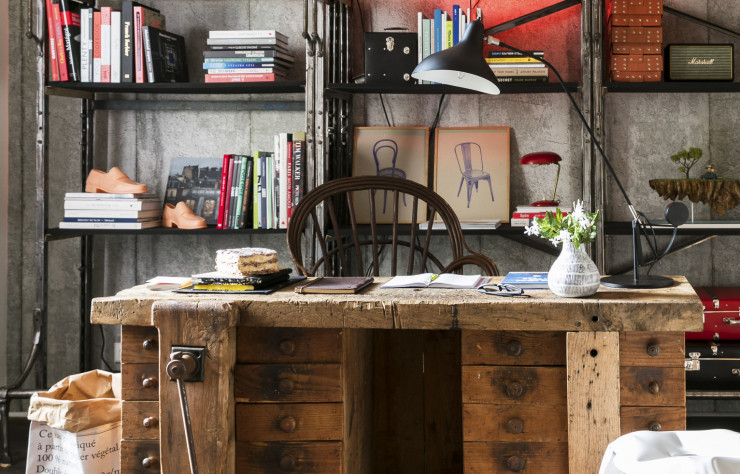 Sur le bureau, le fameux millefeuilles de céramique. Sur l’étagère, au centre, deux des dessins au stylo Bic de Konrad.