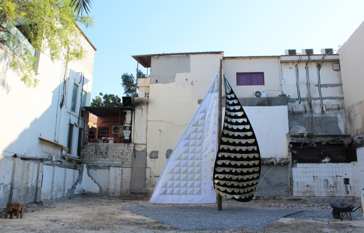 Installation de l’artiste bahreïnie Ghada Khunji inspirée des Dhows, les bateaux des pêcheurs de perles.
