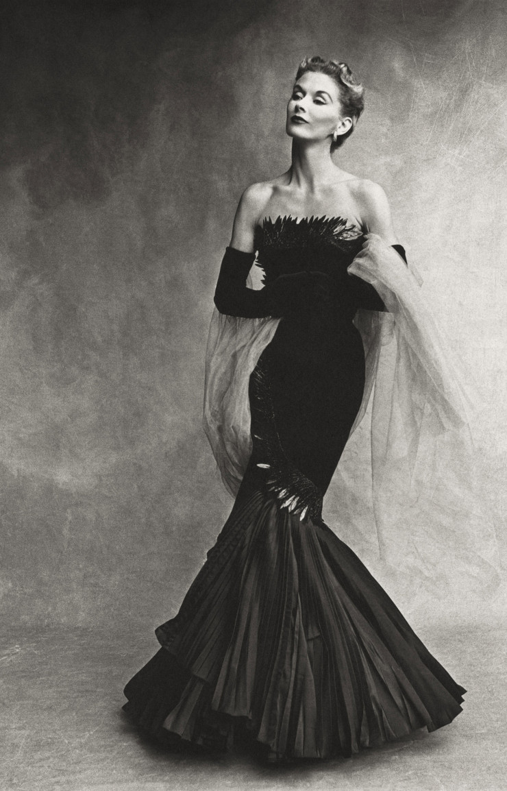 Rochas Mermaid Dress. Ici, la modèle Lisa Fonssagrives sous l’objectif du maître Irving Penn.