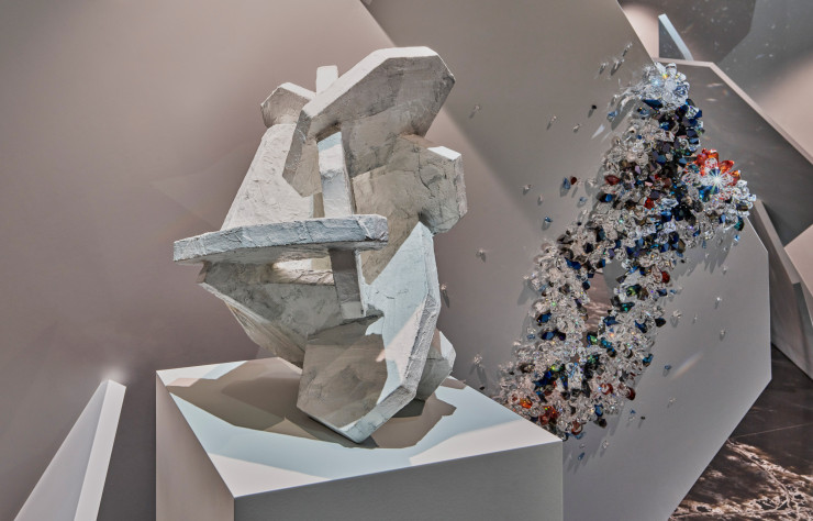 « EmotionalFormation » mêle éléments architecturaux, amas de cristaux colorés et sculptures d’Arik Levy.