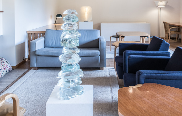 Dans le salon meublé par les pièces d’Avar Aalto, la sculpture « Fusion » et la lampe « Porcupine » en arrière plan.