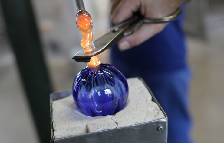 La verrerie de Meisenthal produit aussi des boules traditionnelles, comme la « Boule Vénitienne » de Thibaut Allgayer. A partir de 19 €.