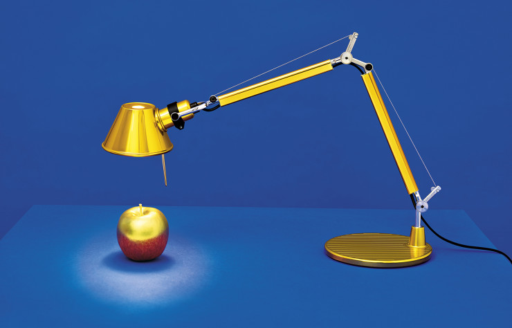 Depuis 1987, la famille « Tolomeo » n’a cessé de grandir comme l’atteste ce modèle couleur Gold, édité à l’occasion des 30 ans de la lampe.