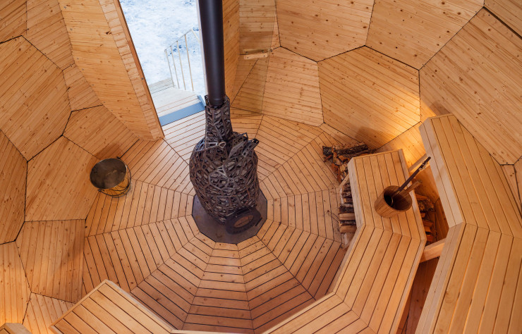 A l’intérieur du Solar Egg, un sauna pour huit personnes et son poêle en forme de cœur.