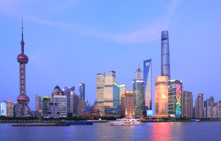 Le nouveau district de Pudong, sur la rive est du fleuve Huangpu, est considéré comme le Manhattan de Shanghai, mais avec 5 millions d’habitants, soit presque le double de la population de l’arrondissement new-yorkais. Il accueille le Shanghai World Financial Center (492 mètres, 101 étages) et le Shanghai Tower (632 mètres, 128 étages), la troisième plus haute structure construite par l’homme (à droite).