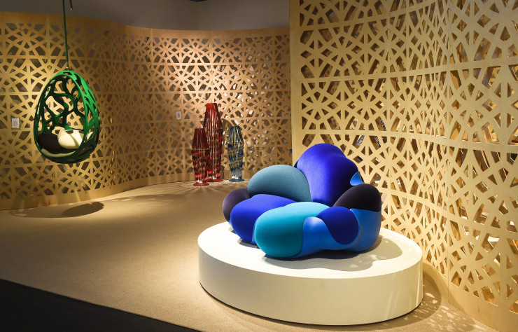Les Objets nomades de Vuitton s’exposent à Miami… Luminaires Spiral de l’Atelier Oï. Balancelle Cocoon et canapé Bomboca des frères Campana.