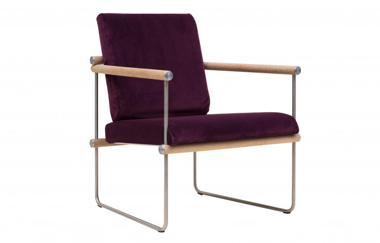 Le fauteuil Safari de Peter Ghyczy dans sa version chêne clair et velours bordeaux.