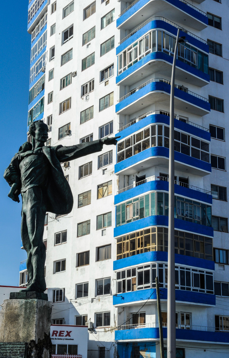 Devant les immeubles du Malecón (le front de mer), cette statue du poète et philosophe José Martí (1853-1895) portant un enfant pointe son doigt vers l’ambassade des États-Unis.