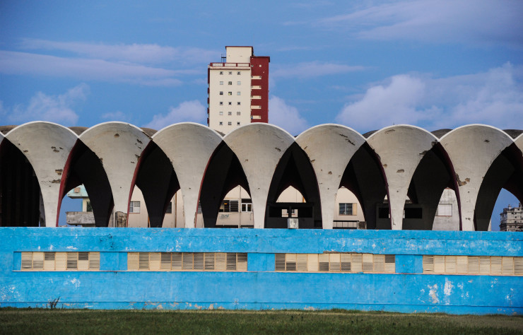 Faute d’entretien, les gradins du stade José-Martí (1940), sur le Malecón, menacent de s’effondrer.