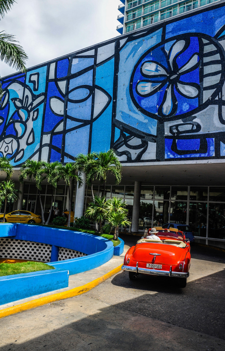 L’entrée de l’hôtel Habana Libre (Welton Becket, 1958) est décorée d’une gigantesque fresque murale de l’artiste Amelia Peláez.