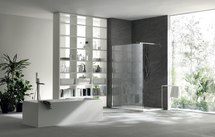 Baignoire « Aura », cabine de douche à paroi fixe avec receveur « Logic » en Mineralsolid et étagères de rangement en mélaminé Blanc pur.