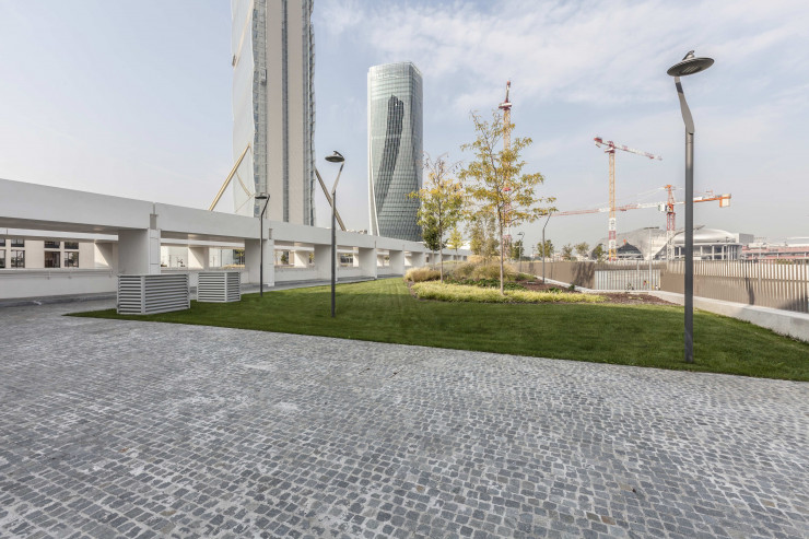 A droite des tours conçues par Arata Isozaki et Zaha Hadid, les grues s’activent pour édifier celle de Daniel Libeskind, dernier bâtiment manquant encore au complexe CityLife.