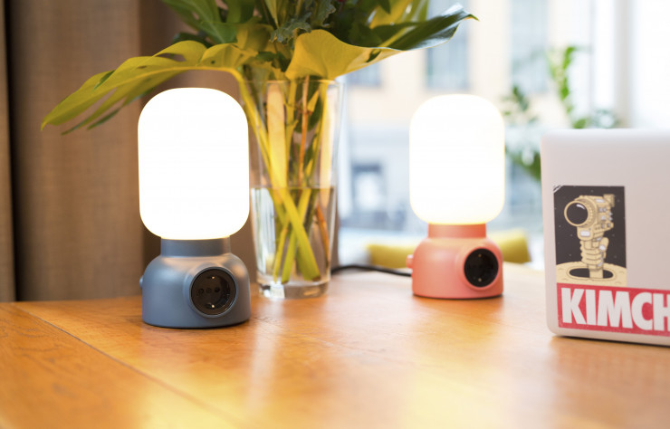 La « Plug Lamp »du studio Form Us With Love s’équipe d’une prise pour recharger nos appareils électroniques.