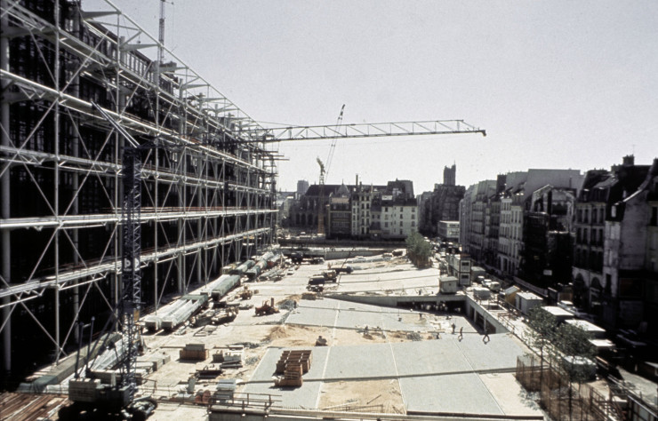 La fameuse piazza de Beaubourg lors de la construction du Centre Pompidou au milieu des années 1970 est actuellement en pleine rénovation.