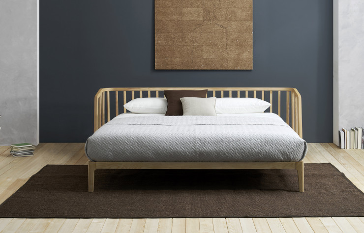 La structure du mobilier « Harp » enveloppe le lit ou les coussins du canapé pour créer une atmosphère chaleureuse.