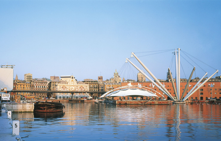Le Porto Antico de Gênes, avec les grands mâts de l’ascenseur panoramique Bigo, a été réaménagé par Renzo Piano en 1992.
