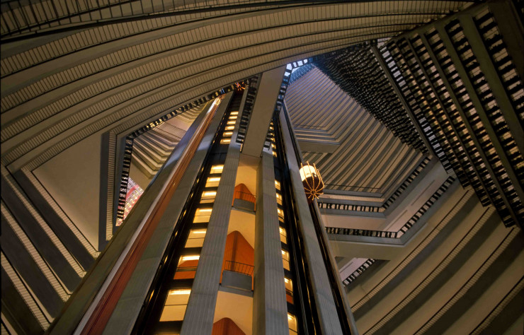 L’atrium du Hyatt Regency Atlanta s’anime au rythme de ses ascenseurs apparents.