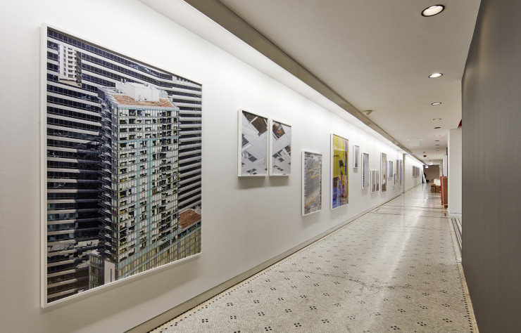 Dans les salles et jusque dans les couloirs, la photographie d’architecture est omniprésente.
