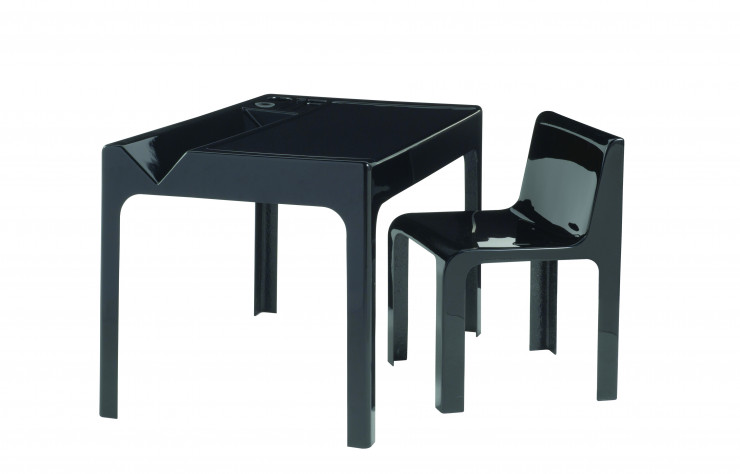 Le bureau et la chaise sont fabriqués à l’identique des modèles de 1968.