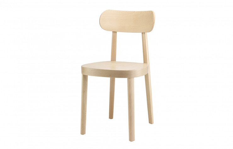 Proposée en option avec une assise en auge (comprenez creusée…), la chaise « 118 », ici en hêtre naturel, dispose également d’une multitude de finitions.