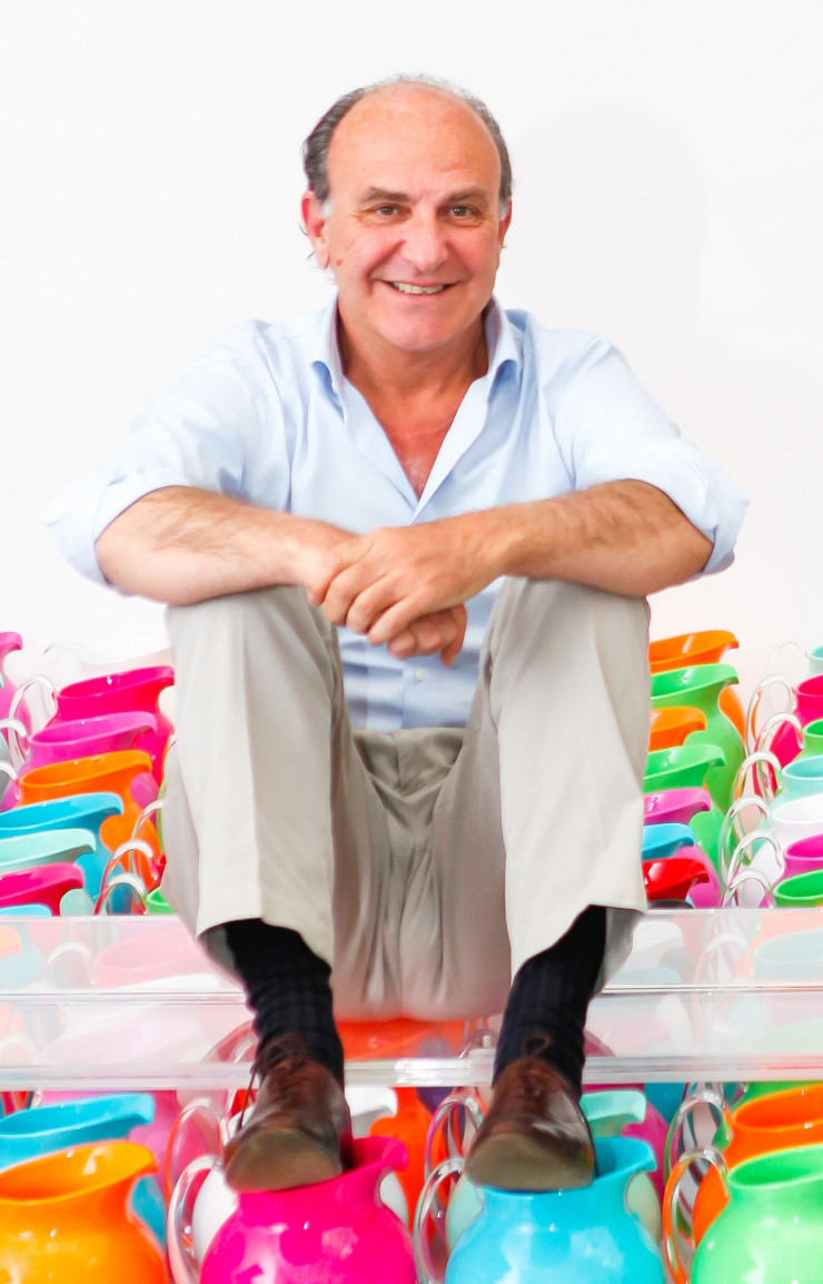Alessandro Giannotti, fondateur en 2007 de la marque Mario Luca Giusti, pose avec son best-seller : le pichet « Palla ».