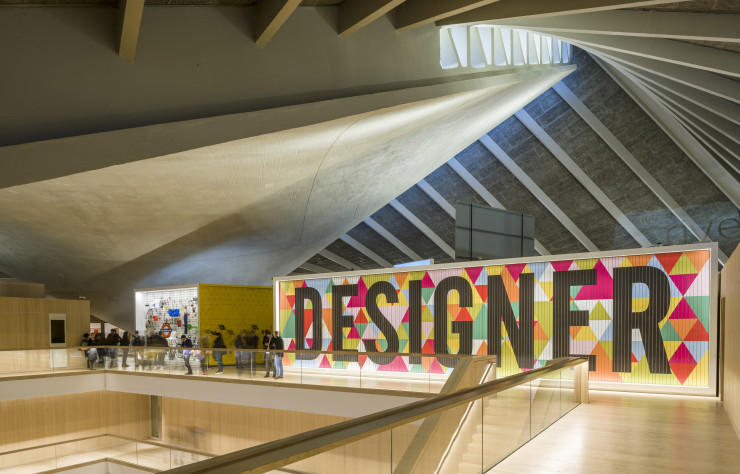 « Designer, Maker, User » est à découvrir gratuitement au dernier étage du musée, sous les immenses voûtes de béton.