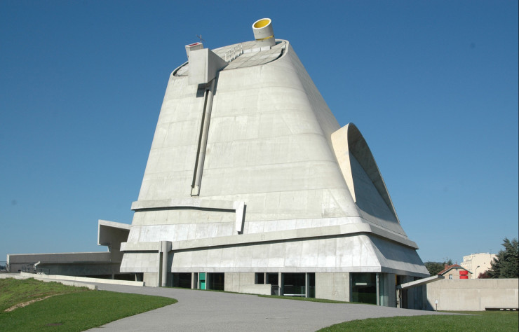 Conçue dès le début des années 1960 par Le Corbusier, l’église Saint-Pierre de Firminy n’a été achevée qu’en 2006.
