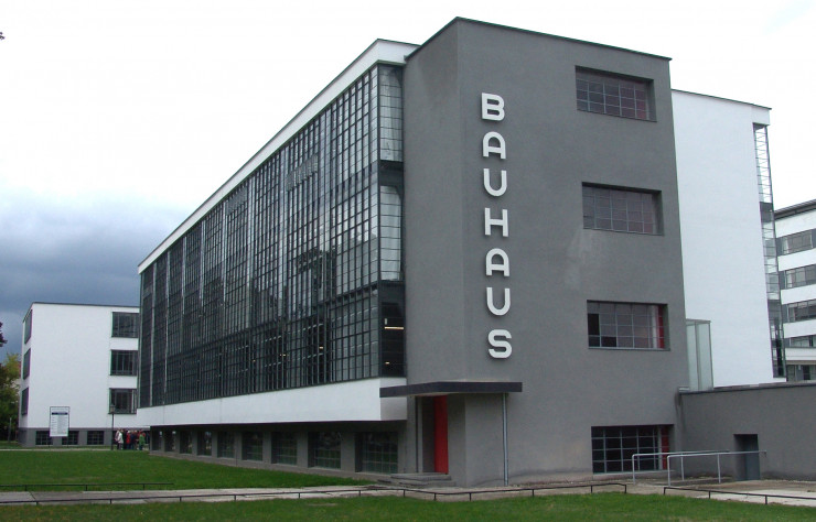 En 1926, l’école du Bauhaus déménage de Weimar à Dessau, dans un bâtiment conçu par Walter Gropius, son directeur.