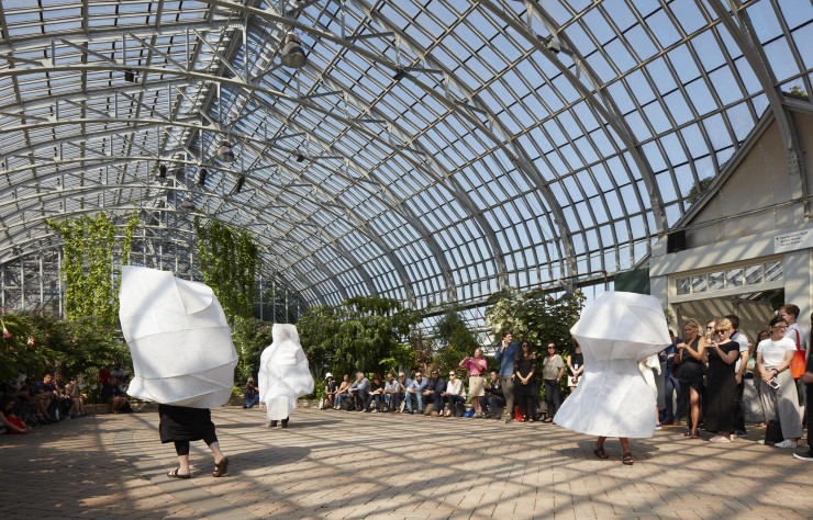 Au cours de la dernière biennale d’architecture, les architectes de SO-IL ont présenté « L’air pour l’air », un mini-ballet conçu avec la chorégraphe Ana Prvacki.