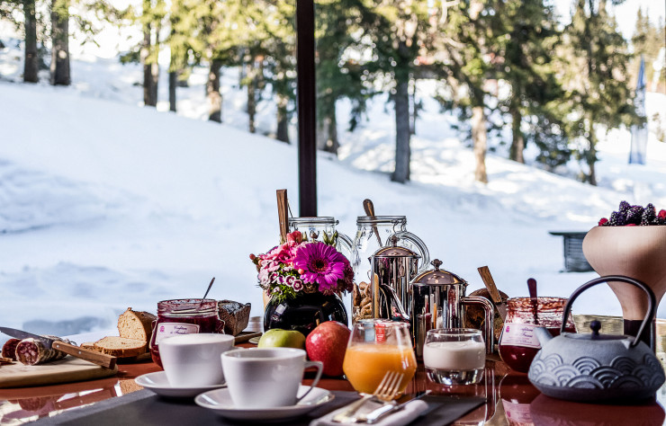 Prendre son petit déjeuner face à la forêt enneigée, une autre idée du luxe…