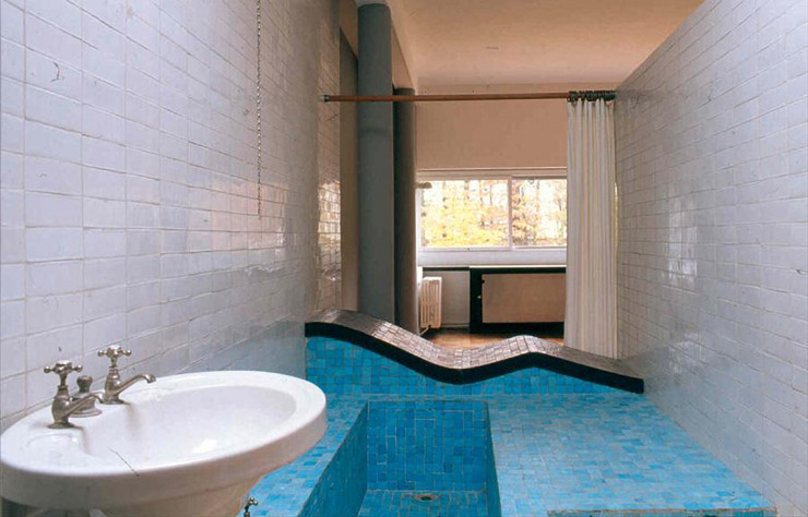 Cloisonnée par un simple rideau, la salle de bain de la villa Savoye (1928).