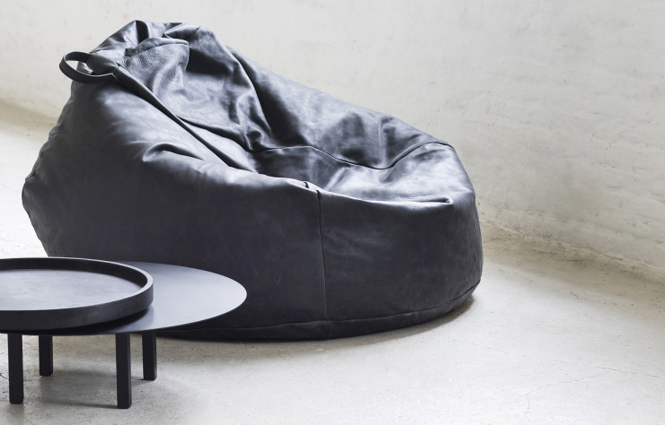 Comme les modules du canapé, un « siège poire » s’habille de cuir.