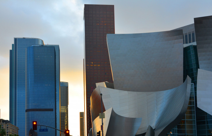 Entre les buildings de Downtown L.A., le Walt Disney Concert Hall de Franck Gehry accueille l’orchestre philarmonique de la ville.