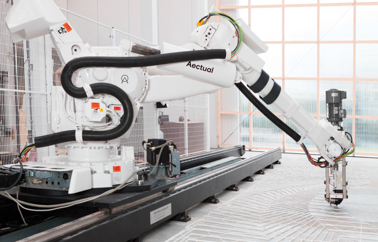 Dérivé de l’industrie, l’emploi des robots d’impression permet de réaliser de vastes surfaces personnalisées en un temps record.