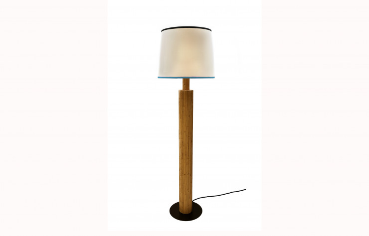 Le lampadaire Riviera symbolise l’élan vertical donné à la collection Riviera.