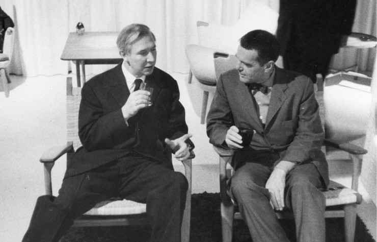 Hans J. Wegner et Charles Eames, en pleine conversation à l’occasion d’une rétrospective consacrée au designer danois à New York, en 1959.