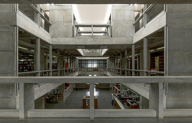 À Bangalore, la bibliothèque de l’IMM (Institut Indien du Management), construit en plusieurs phases de 1977 à 1992.