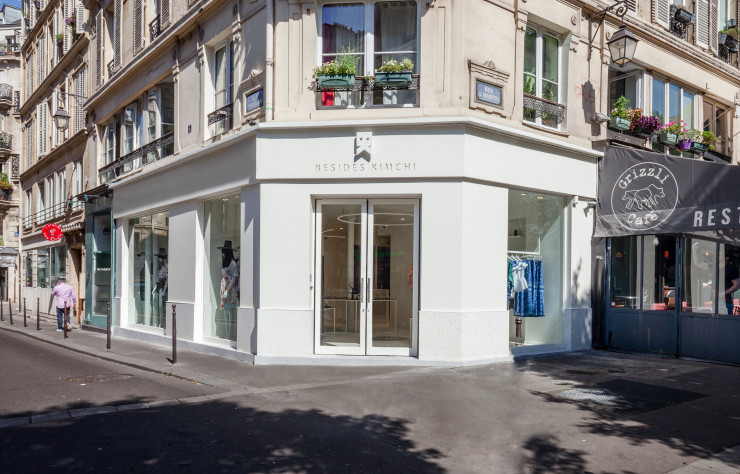 Le magasin se situe à l’angle des rues Pernelle et Saint Martin.