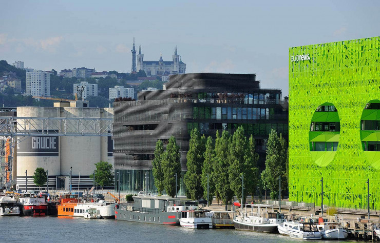 Le Pavillon 52 jouxte le siège international d’Euronews, livré en en 2014 et surnommé le « Cube vert ».