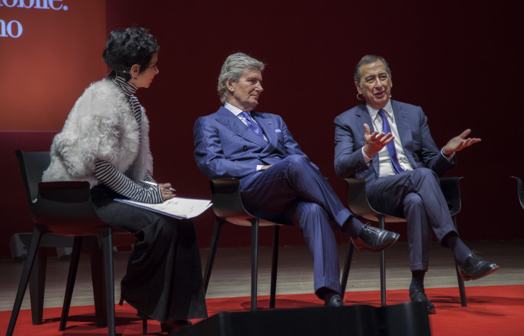 Le président de Kartell et du Salone del mobile Claudio Luti (au centre) lors de la conférence de lancement de l’édition 2018.