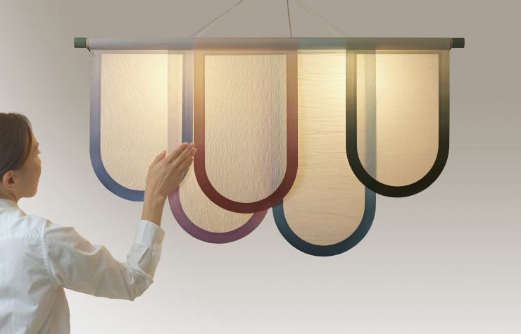 La lampe « Saika » peut être commandée en différentes dimensions et couleurs s’agissant des rubans de soie qui en délimitent joliment les contours.