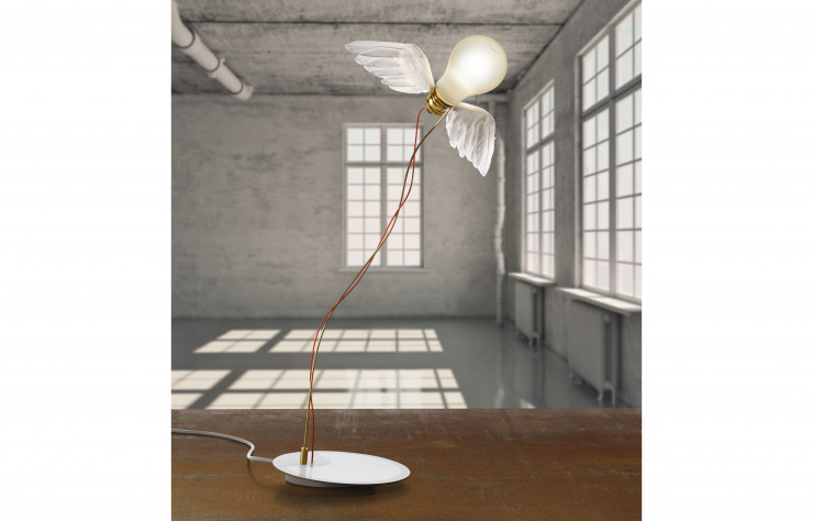 Lucellino LED, un classique signé Ingo Maurer en version lampe de table, dorénavant déclinée en applique.