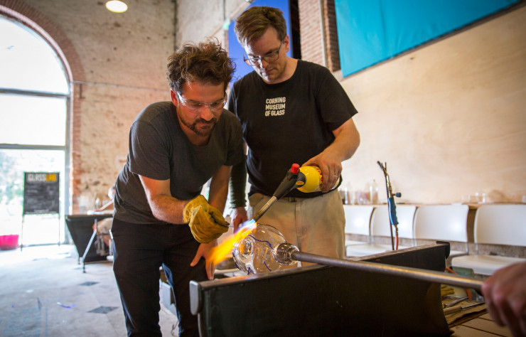 Jaime Hayon en train de travailler dans l’atelier de verre soufflé du Domaine de Boisbuchet.