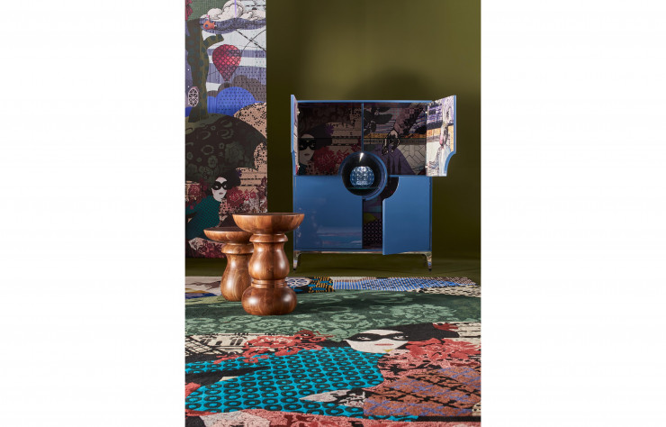 L’intérieur du cabinet Wonder, pièce maîtresse de la collection, révèle, sous forme de collage, les motifs qui l’ont inspirée. À ses pieds, deux variantes de la Chess Coffee Table.