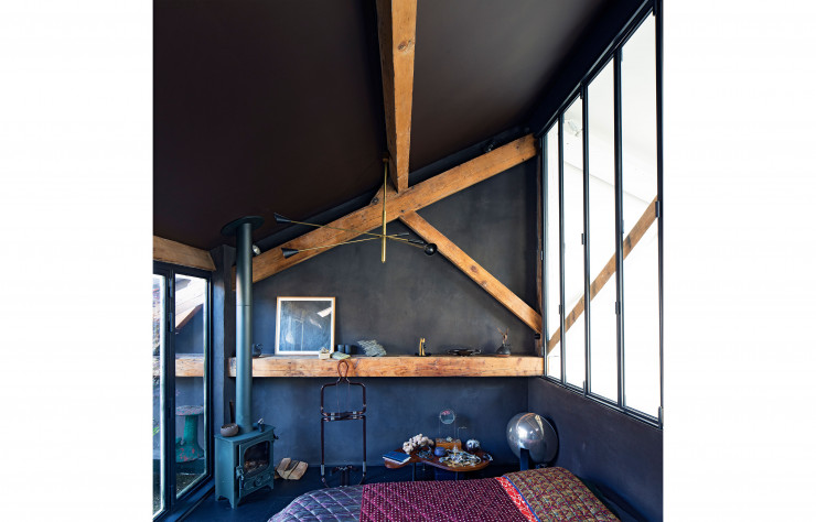 Dans la chambre, l’atmosphère zen s’inspire des nombreux voyages du couple au Japon. La parure de lit, oeuvre du designer néerlandais Piet Hein Eek, est réalisée à partir de tissus de cravates recyclés (Byborre). Suspension vintage dans le style de Stilnovo.